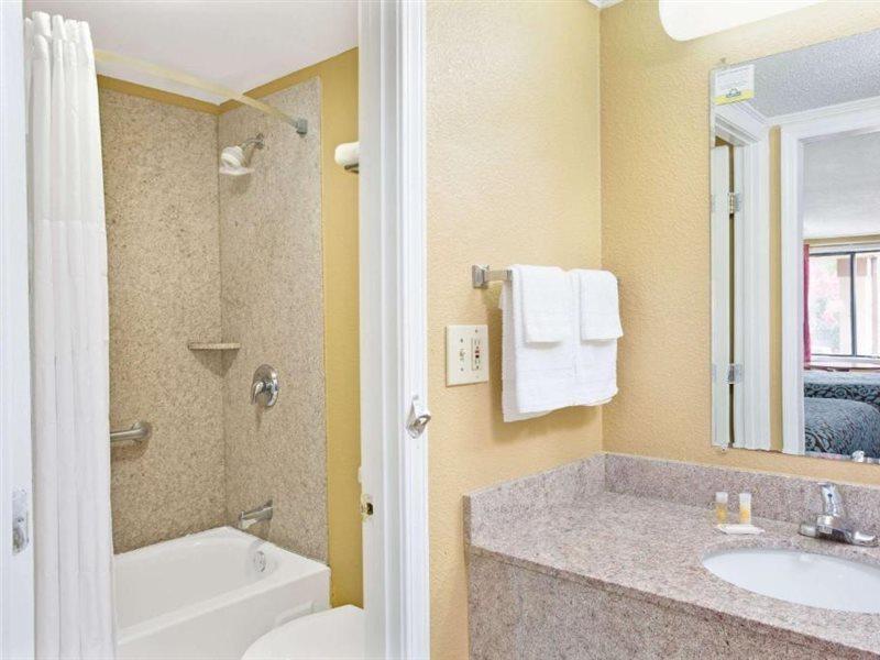 Days Inn By Wyndham Lawrenceville Esterno foto