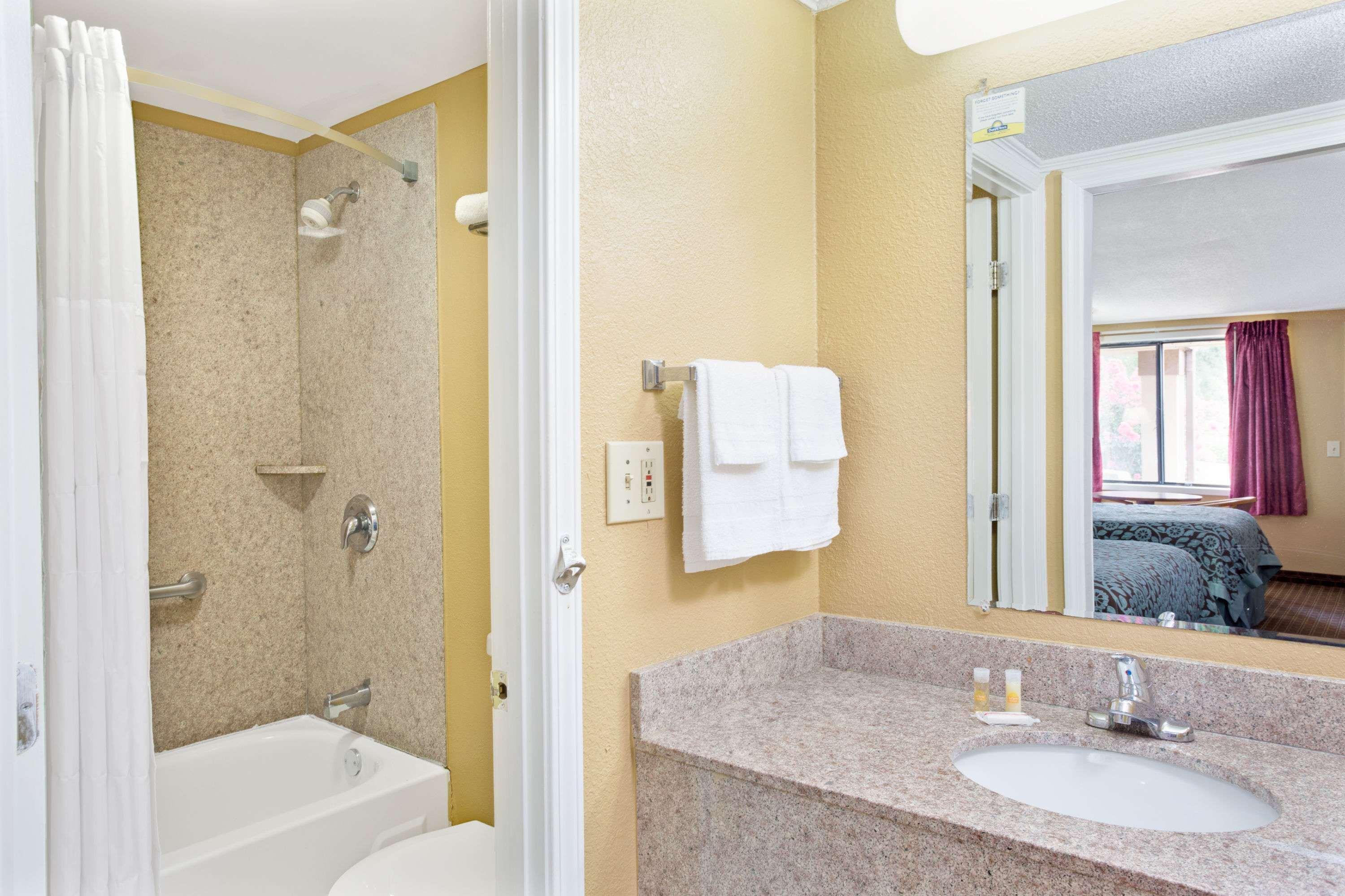 Days Inn By Wyndham Lawrenceville Esterno foto